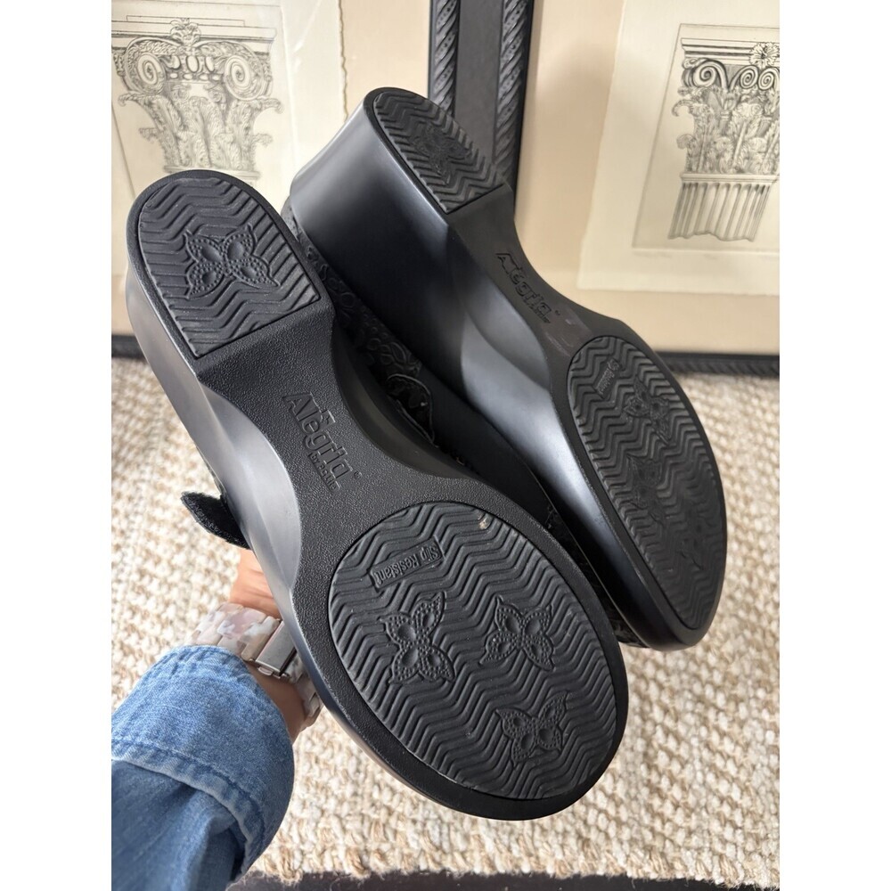 Alegria 39 Mary Jane Clogs 8.5 Black Embossed Rose Leather Wedge - Picture 7 of 8